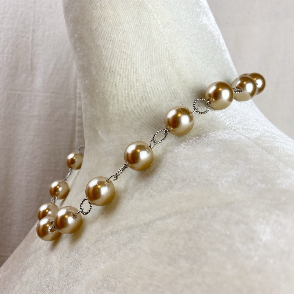 Lustrous silver tone necklace with champagne Pearls - Picture 2 of 5